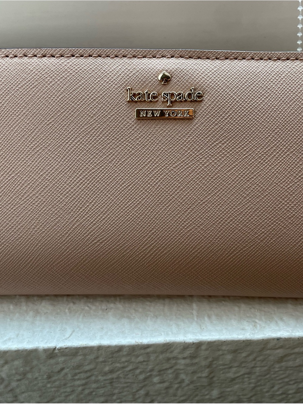 kate spade blush pink saffiano wallet with gold logo - Picture 2 of 7